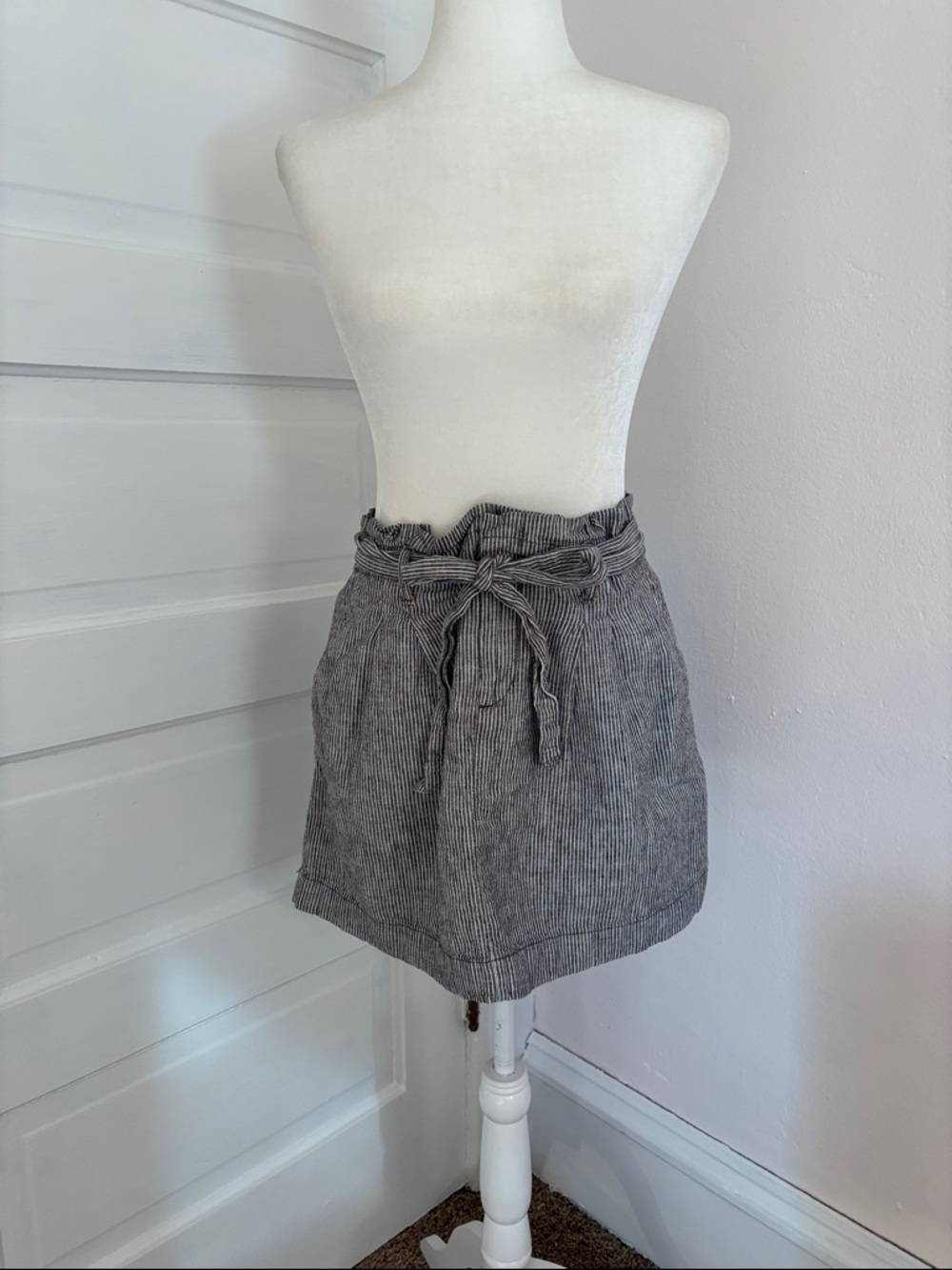 LOFT gray striped skirt